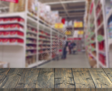 店铺健康旧木板以建造超市的架子配有购物场所的餐桌顶端和商店的架子上产品配有面向超市架子的金木板桌上图片