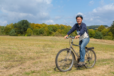 在自然景观中骑着山车的白人男子骑自行车越野场地图片