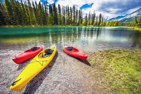 游客娱乐皮划艇运动员加拿大艾伯塔省班夫公园弓河上的独木舟图片