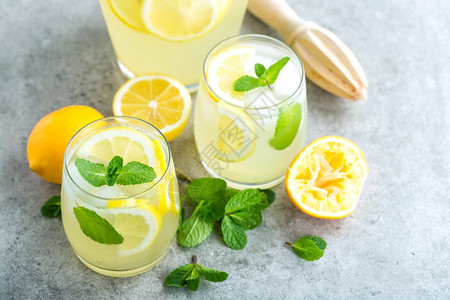白色的柠檬和薄荷冷清凉饮料或冰的柠檬水或莫吉托鸡尾酒苏打维他命图片