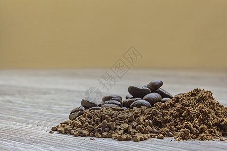 粮食近距离观察大量精细研磨咖啡粉豆和速快喝芳香图片