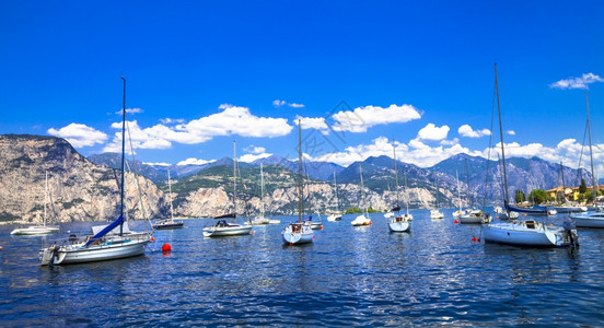 欧洲最美丽的湖泊之一与意大利北部帆船的LagodiGarda观光积极的晴天加尔达图片