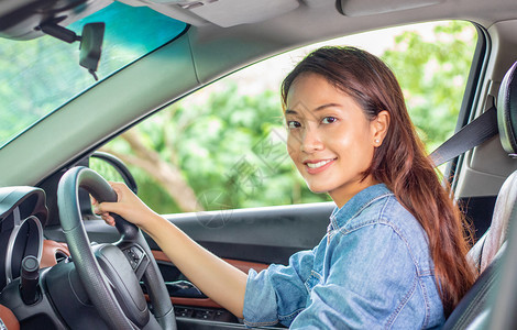 幸福运输美丽的亚洲女在路上驾车旅行时微笑和愉快地开车太阳镜图片