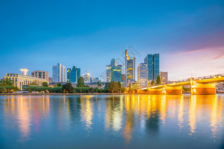 欧洲的城市旅游德国日落时法兰克福市天际之景图片