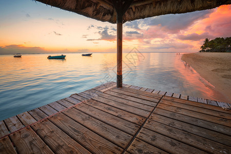 在毛里图斯岛的热带海滩日落时形成两幅惊人的架子之木码头海岸天空美丽的图片