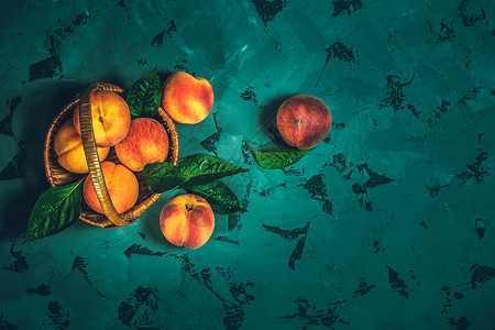 水果在黑暗背景的底幕下篮子里提取桃红色的新鲜图片