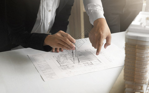 行业从事工作场所蓝图建筑和概念工作的程师之手建设和筑概念文档承包商图片