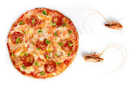 调味料带虾的比萨饼和白背景的沙拉米附近有两只虾头番茄肉图片