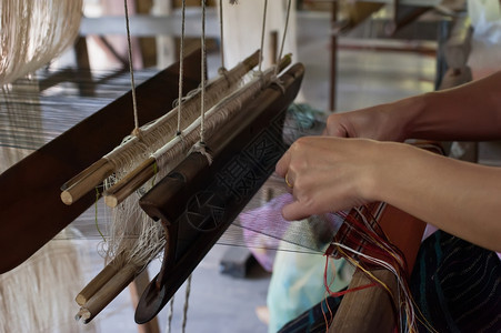 妇女以传统方式在老挝手工织造的丝绸阀芯技术行业图片
