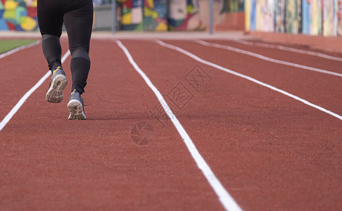 红色的一双运动腿跑在赛道上步竞技块图片