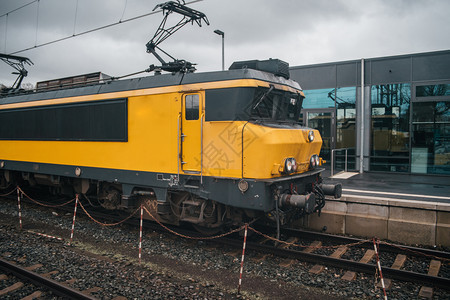 工业的城市间客运输火车列法兰克福轨图片