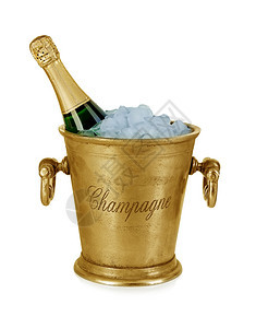 酒精香槟瓶装在桶里白底带冰块隔开浪漫前夕图片