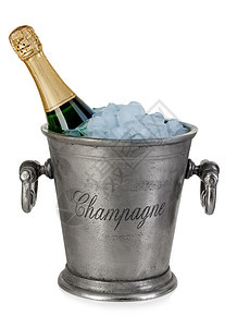 起泡的水周年纪念日香槟瓶装在桶里白底带冰块隔开图片
