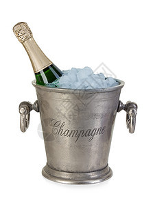 起泡的浪漫香槟瓶装在桶里白底带冰块隔开立方体图片