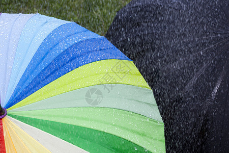 配饰丰富多彩的自然几个不同雨伞覆盖热水滴伞状多彩图片
