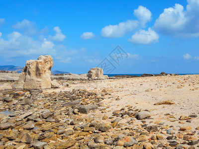 海洋一种西里岛岩石海岸的景象法维尼亚纳图片
