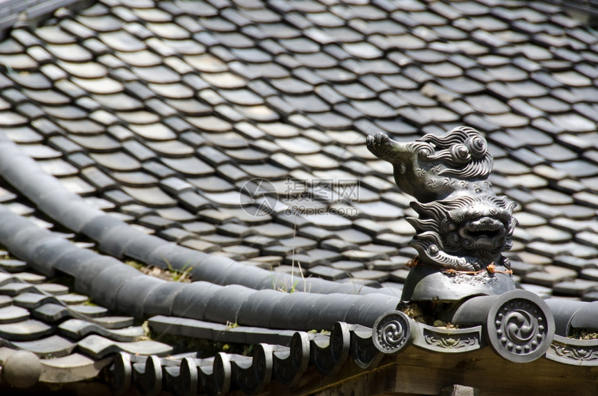 丰富多彩的传统遗产与科马努人合著的日本寺庙屋顶详细图该城寺楼顶上有一个日本神庙的屋顶图片