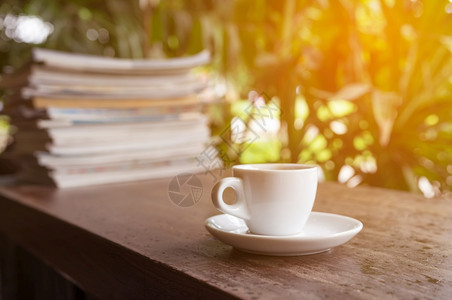 木头早上咖啡厅的桌上一杯热白咖啡桌子上的泡沫热图片