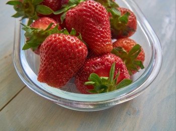 玻璃碗里的草莓图片