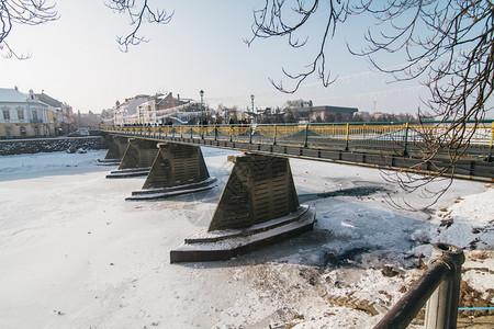 树风景优美Uzhgorod城市中心带冰雪的乌日哥罗德人行桥图片