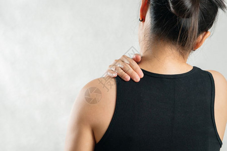 肩膀疼痛的女性图片