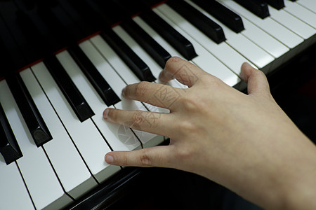 键盘时髦的照片特写女手弹钢琴图片