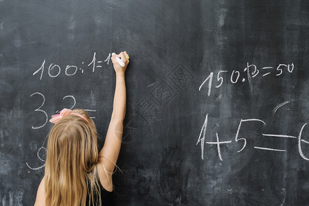 绿色青少年解决女孩数学练习士图片
