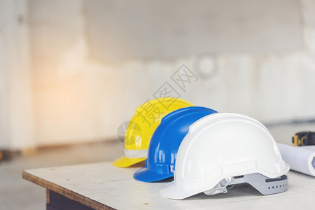 磨损肮脏的为建筑工程保护地人建造硬帽安全工具设备以达到工程保护标准许多带有复印版空间工程建设概念的硬帽子头盔挂在行列上安装许多带图片