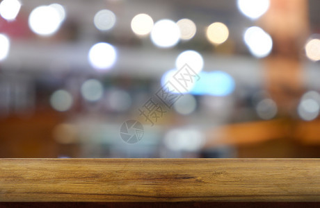 在餐厅咖啡馆和店内地的抽象模糊背景面前的空暗黑木制桌可用于展示或装配产品图象Mimage质地房间剪辑图片