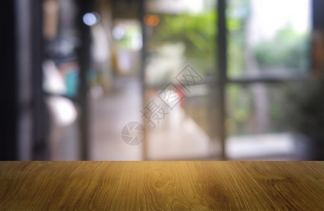 散景柜台在餐厅咖啡馆和店内地的抽象模糊背景面前的空暗黑木制桌可用于展示或装配产品图象Mimage现代的图片