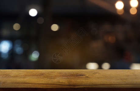 复古的剪辑在餐厅咖啡馆和店内地的抽象模糊背景面前的空暗黑木制桌可用于展示或装配产品图象Mimage电灯泡图片
