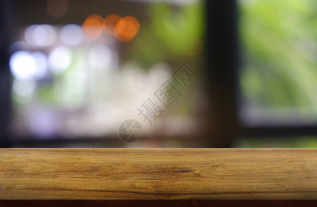 硬木在餐厅咖啡馆和店内地的抽象模糊背景面前的空暗黑木制桌可用于展示或装配产品图象Mimage现代的抽象图片