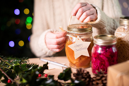 包装圣诞节将可重复使用的木质礼品贴在自制的节食水果罐头上以换取对生态友善的圣诞礼物食图片