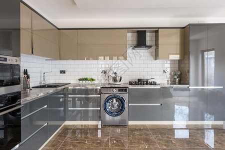 洗涤新的正面设计完善现代灰色蜜蜂和白厨房配有大理石瓷砖地板的混凝土现代白色蜜蜂和灰室内厨房图片