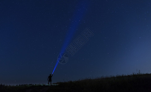 一种山成功人类在恒星上的轮光他将一线照向黑暗的蓝人将一线光照向黑暗的蓝色图片