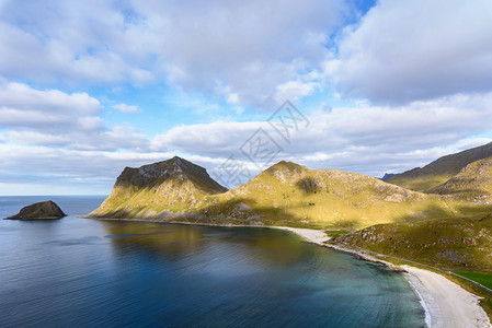 微微做福戈岛蓝色的顶峰美丽山地风景与挪威海洋在霍兰梅林韦斯特瓦戈伊洛福滕全景背景