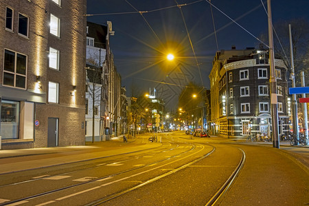 在荷兰日冕危机期间夜空的阿姆斯特丹市风景中的城晚上在荷兰的科罗纳危机中建造风景优美黄昏图片