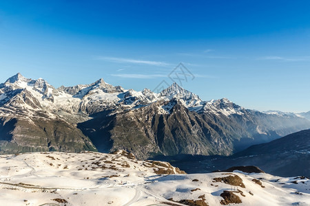 瓦利斯瑞士泽马特阿尔卑斯山蓝天空地景观色的全图片