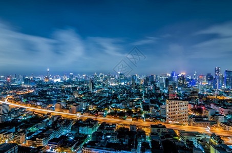 现代的建造曼谷市风景晚上在商业区维威在曼谷黄昏夜维反射图片