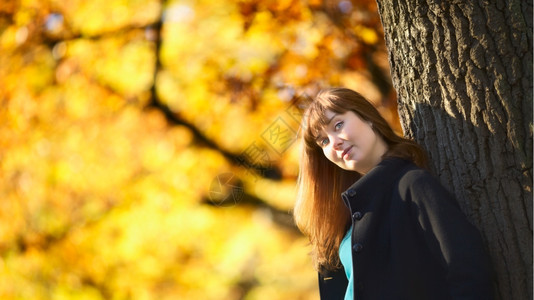秋季户外休息的女性图片
