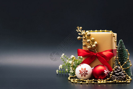 乡村红色的以黑背景为首的圣诞礼品盒销售概念惊喜图片