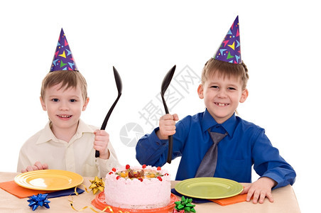 勺子两个快乐的男孩一个蛋糕孤立在白色背景上幸福肖像图片