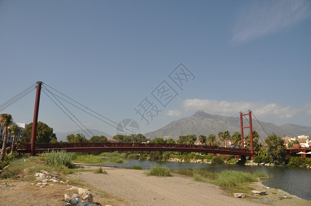 地标美丽的PuertoBanus桥提醒金门大西班牙旧金山马贝拉的图片