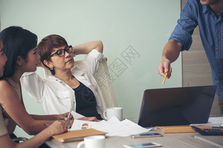 男人积极的女在会议室开的工商界人士小组会议亚洲商人演讲介绍团队合作伙伴关系欢乐商务人士会议提出图表投资商业数据在会议室中进行AC图片