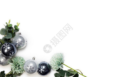 白色的玩具树背景上孤立的圣诞装饰灰色和黑的圣诞球蓝花文本绿植物的空间白色背景上孤立的圣诞装饰文本的空间图片