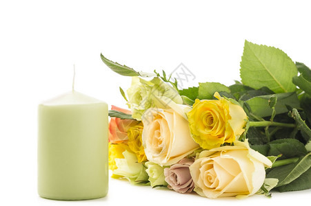 美丽白色背景的多彩玫瑰布束花与纪念周年情人节或母亲的爱情和浪漫绿色蜡烛象征一样或作为纪念亲人的品为爱人庆典妈们图片