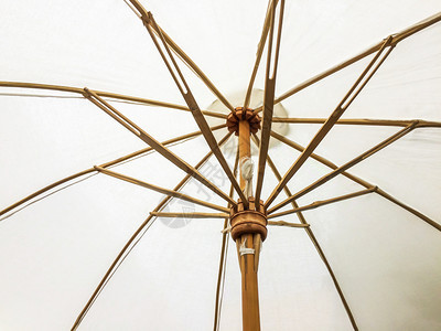 美丽的细节遮阳板关闭白沙滩伞结构由木制保护日光的雨伞组成图片