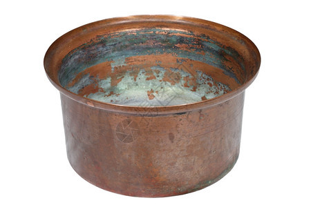 在白色背景上隔开的旧铜容器腐蚀颜色目的水壶图片