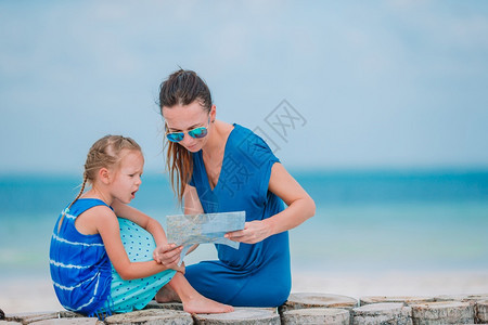 育儿年轻美丽的母亲和她可爱小女儿热带海滩上的美丽母亲和女儿在加勒比海滩上人们户外图片