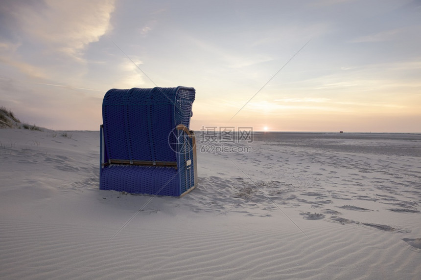 自然在日落时间蓝色屋顶的沙滩椅背影色彩多的天空暑假海上日概念户外度村图片